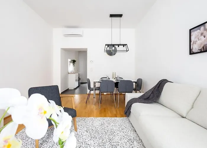 Orestaliving - 2Br On The Danube Canal